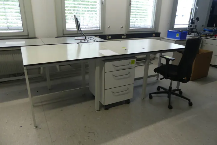 Arbeitstisch mit Bürostuhl u. Rollcontainer Maße in cm ca.: 270 x 100 x 90